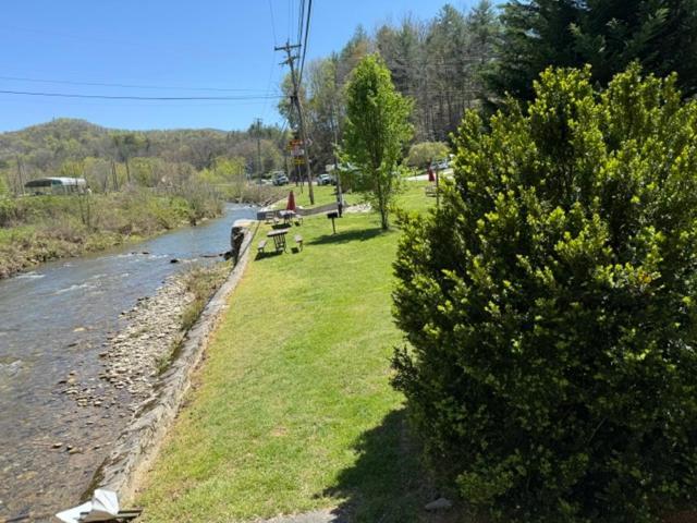 Whittier Qualla Cabins And Motel Cherokee Near Casino מראה חיצוני תמונה